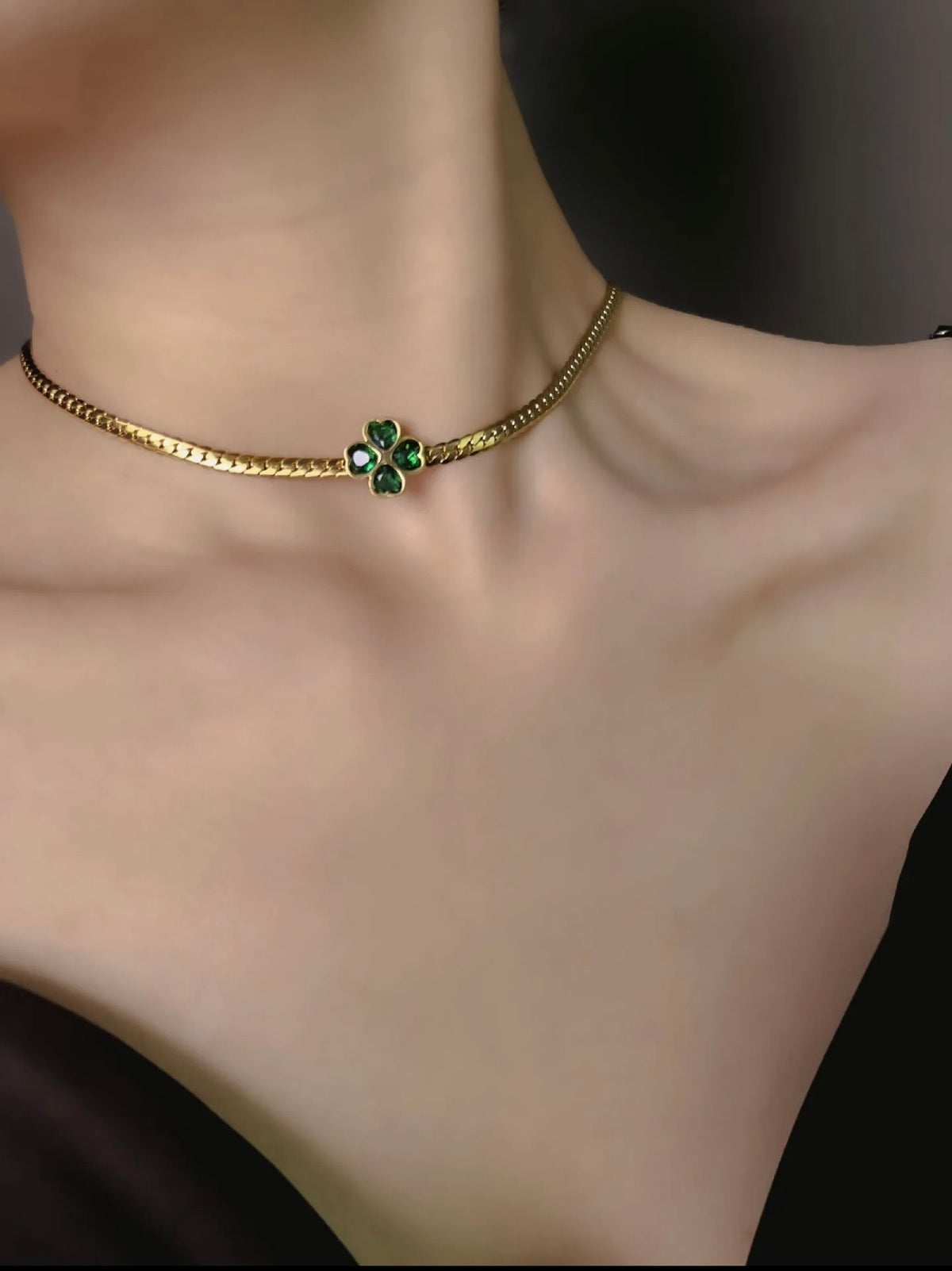 Collier trèfle émeraude, vue rapprochée du pendentif