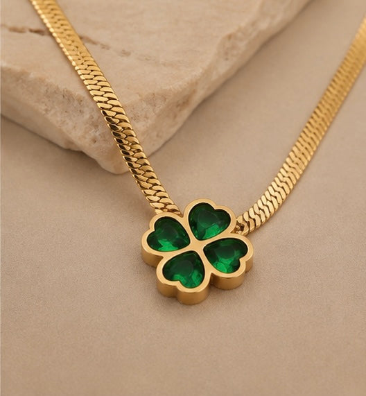 Collier trèfle émeraude porté, détail du motif