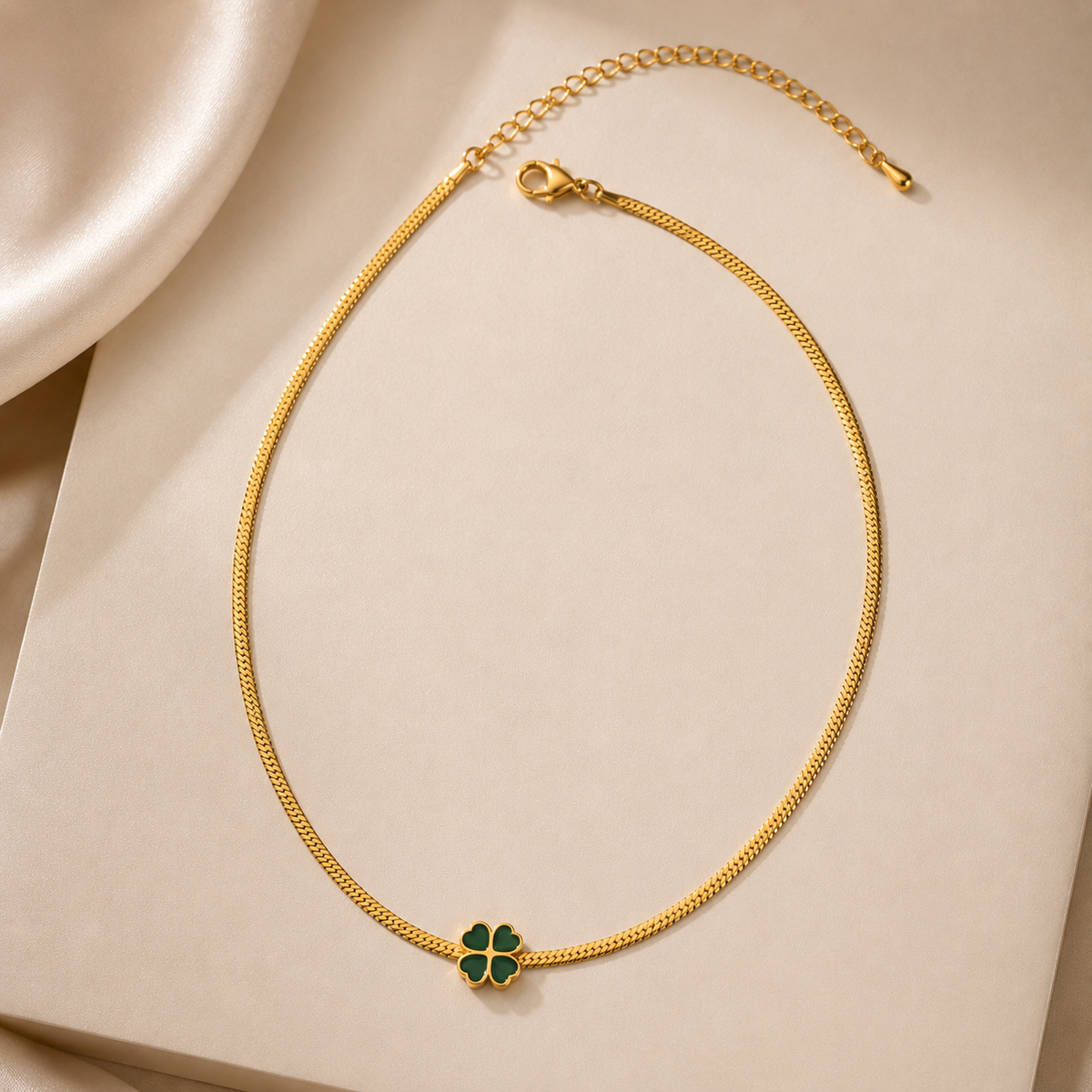 Collier trèfle émeraude en acier inoxydable doré