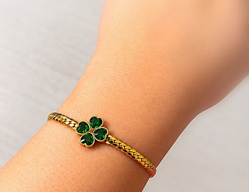 Bracelet trèfle émeraude porté au poignet